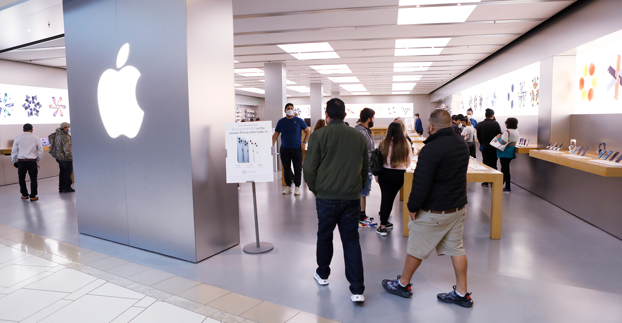 Apple Stores to Reinstate Mask Mandates and Limit Occupancy (AAPL) -  Bloomberg